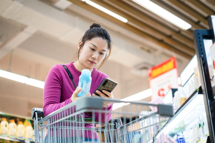 jornada do consumidor mulher comparando preco celular