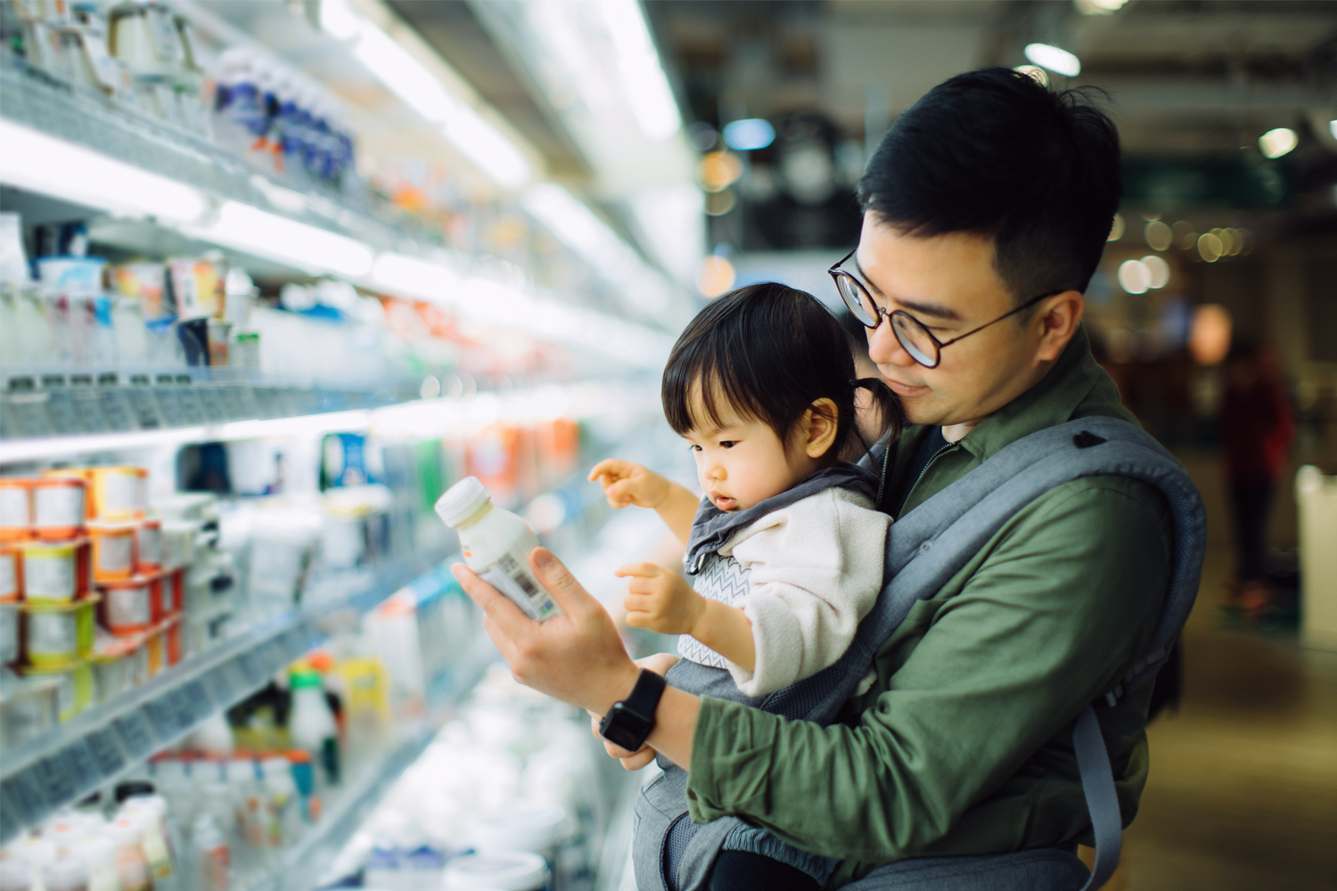 rotulo olhando rotulo escolhendo produto comportamento do shopper