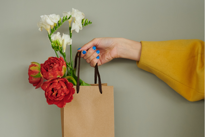 mulher mascaras e compras