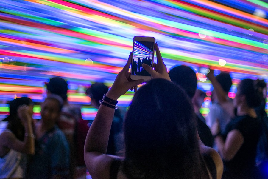 Mujer haciendo foto con un smartphone