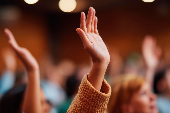 personas levantando la mano