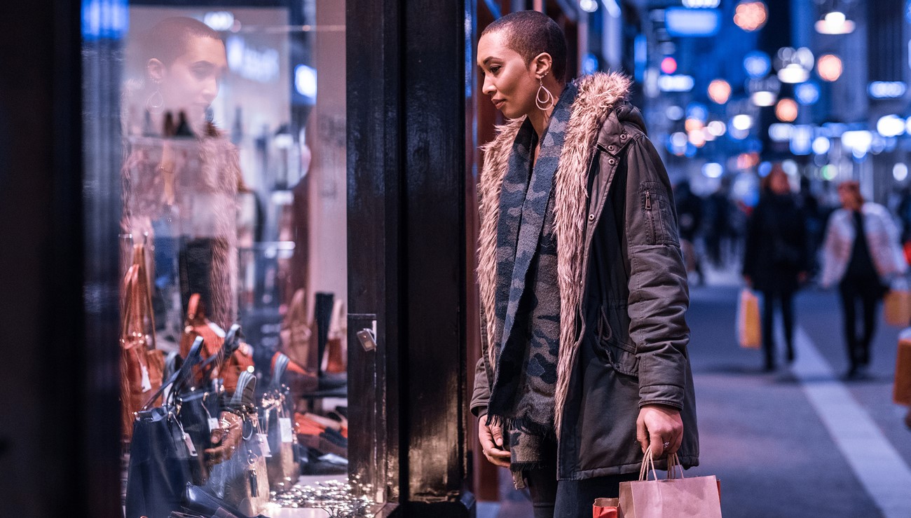 mujer mira escaparate