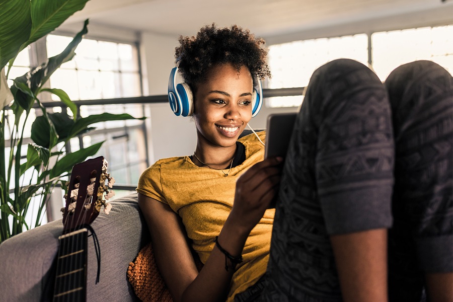 mujer escuchando música y viendo la TV