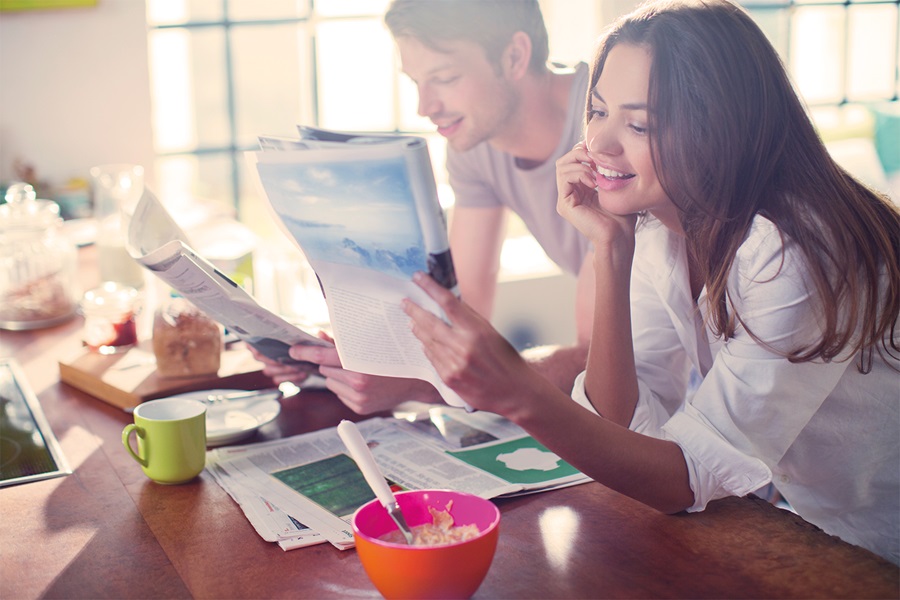 hombre y mujer leyendo periódicos