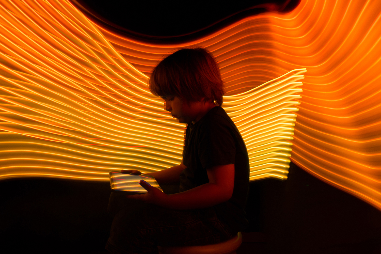 niño viendo contenido de television en su tablet