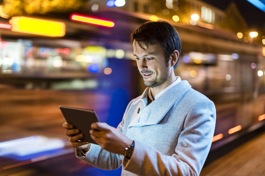 hombre mirando una tablet