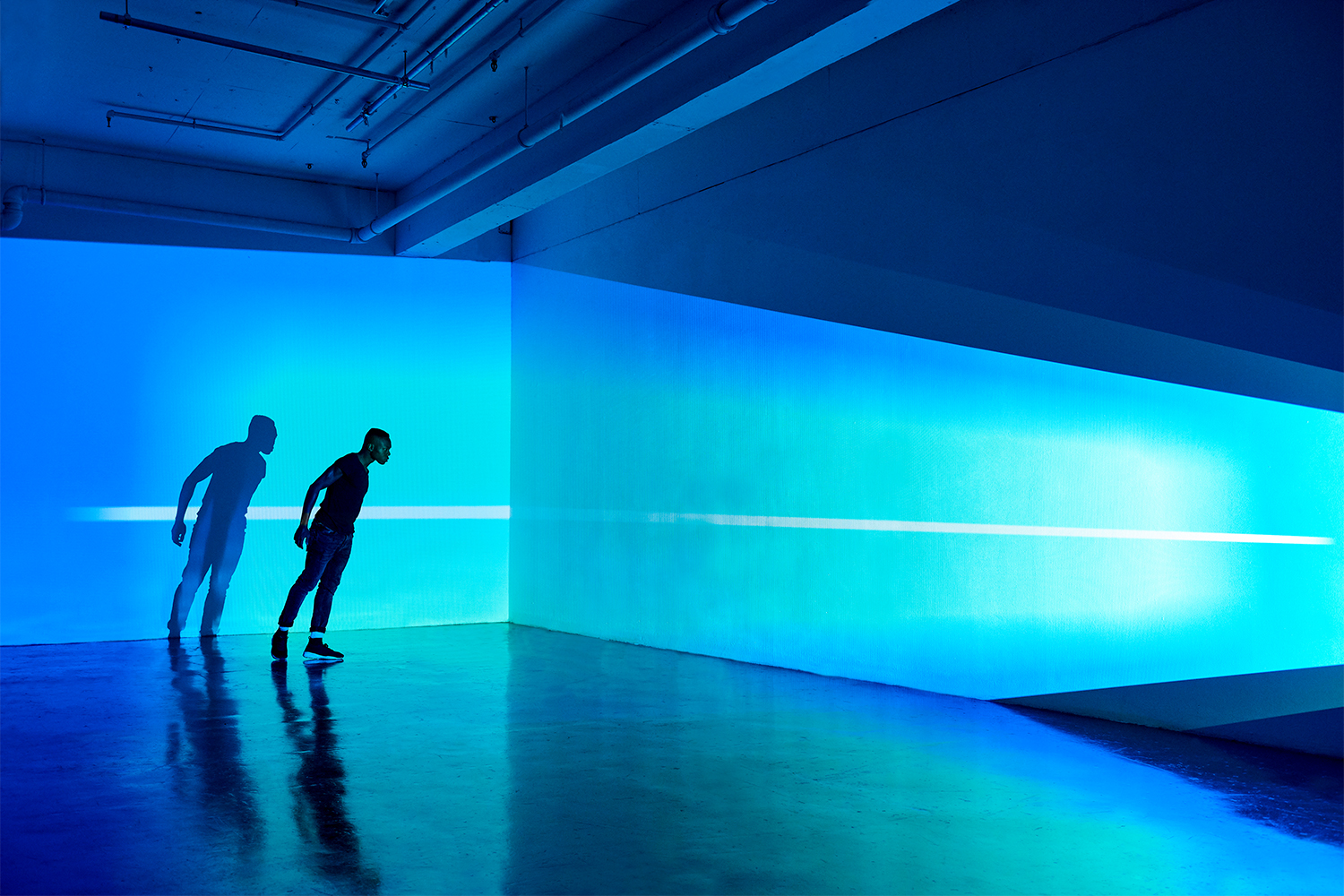 silueta de hombre en fondo azul