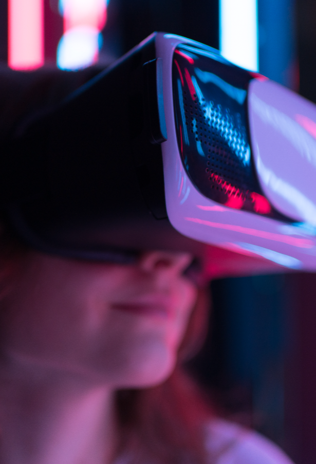 Imagen de una mujer con gafas de realidad virtual