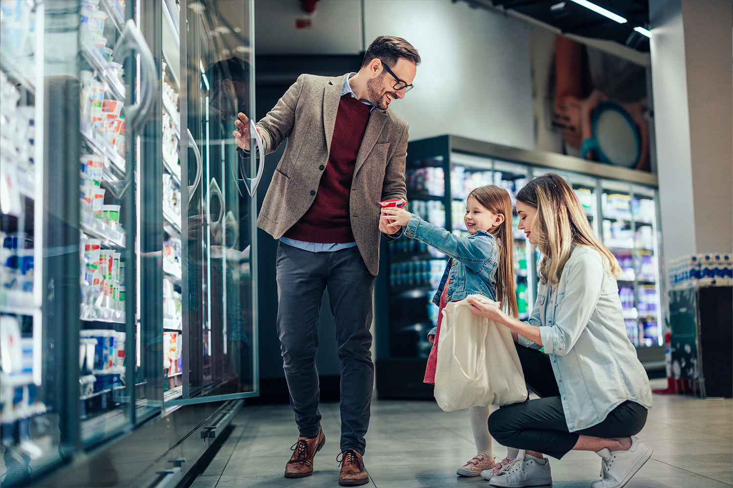Famille faisant ses courses