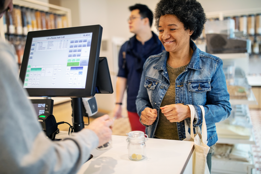 mujer comprando en la caja del supermercado
