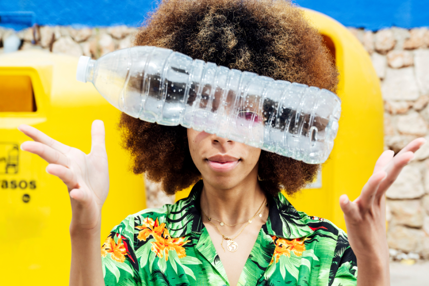 mujer con botella de agua