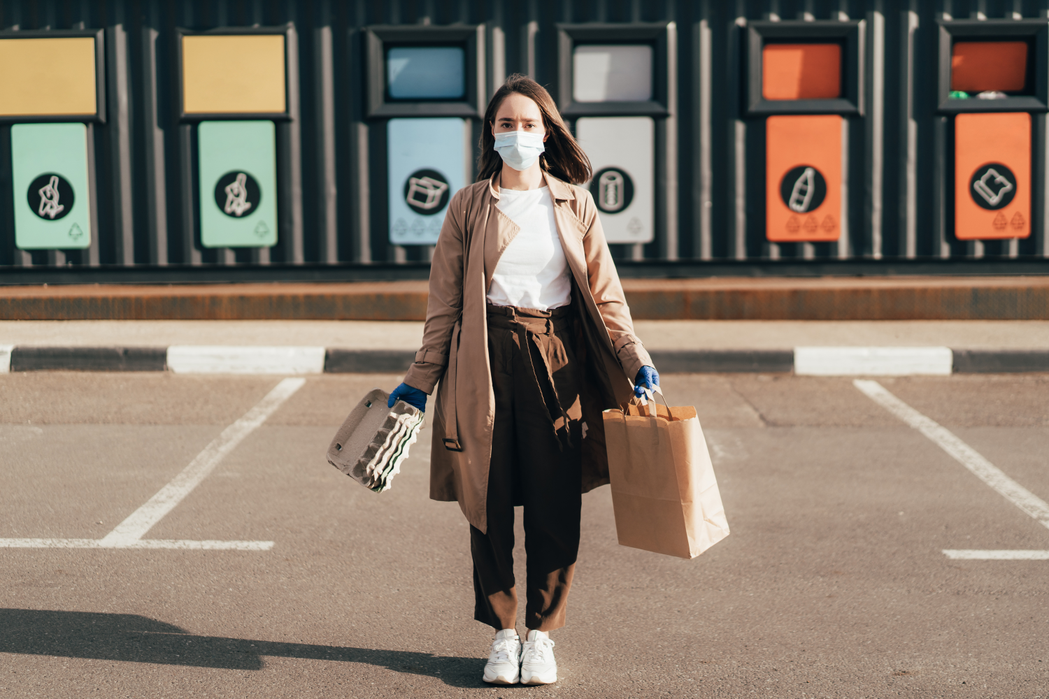 mujer con tapaboca y compras