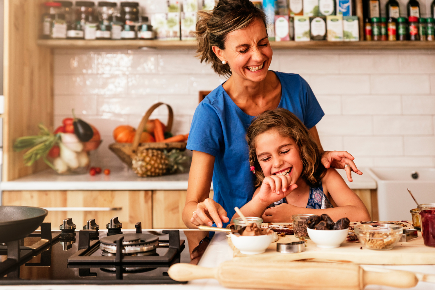 mama e hijo cocinando
