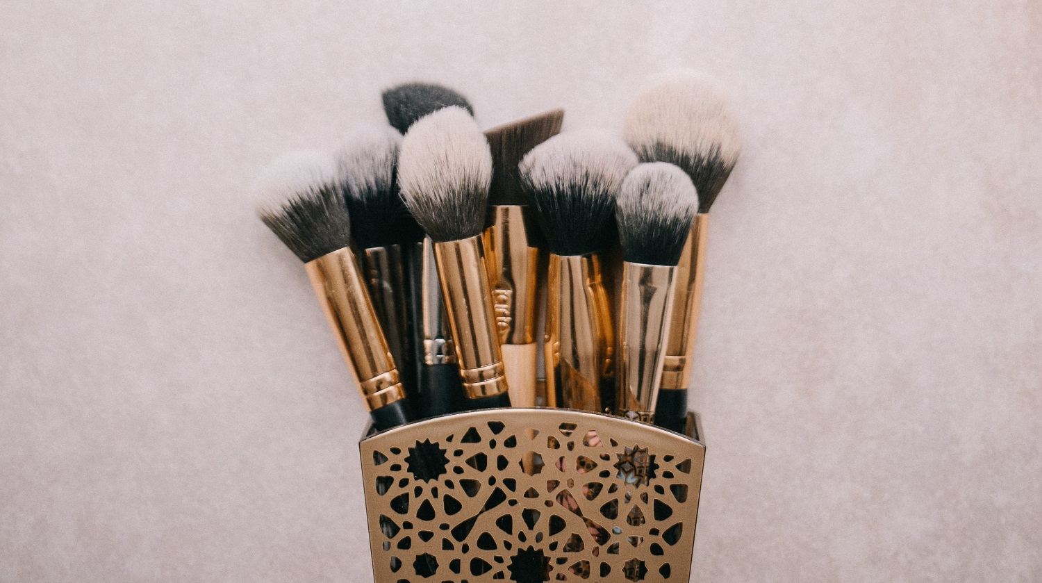 Cosmetic brushes